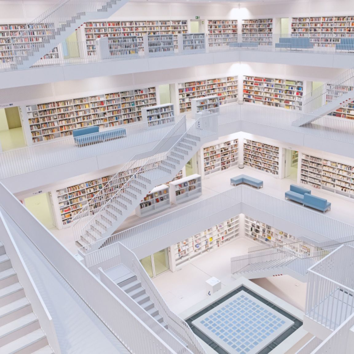 <p>一座現代而具有藝術氛圍的建築，以其獨特的設計和豐富的藏書聞名。讀者在這裡不僅能沉浸於書海，還能欣賞到建築藝術的奇蹟，是知識與美學交融的理想場所。</p>
